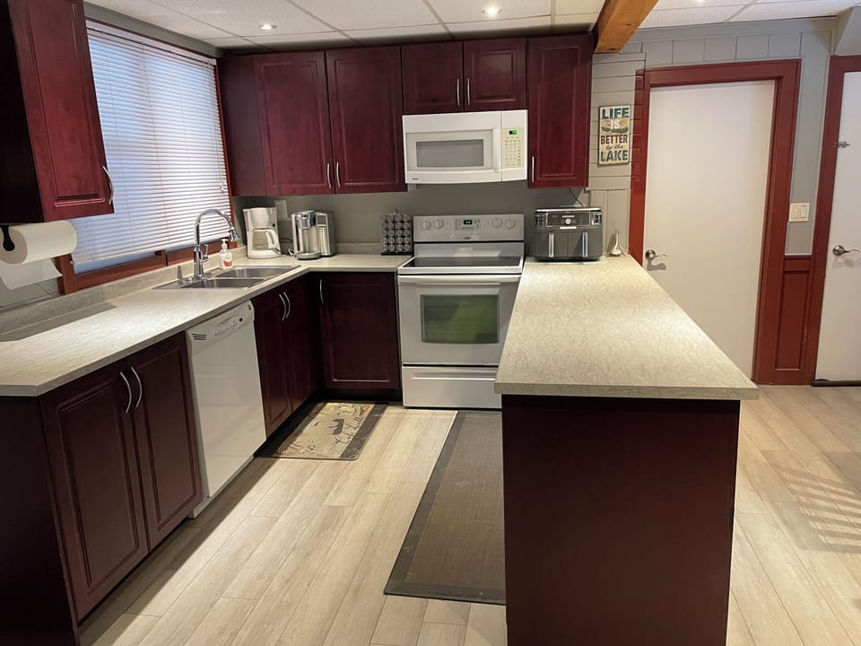 Fully Equipped Kitchen Eat-in Kitchen