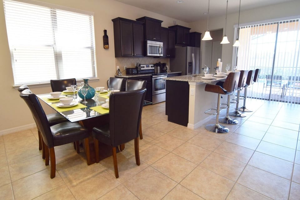 Fully-equipped kitchen with breakfast bar