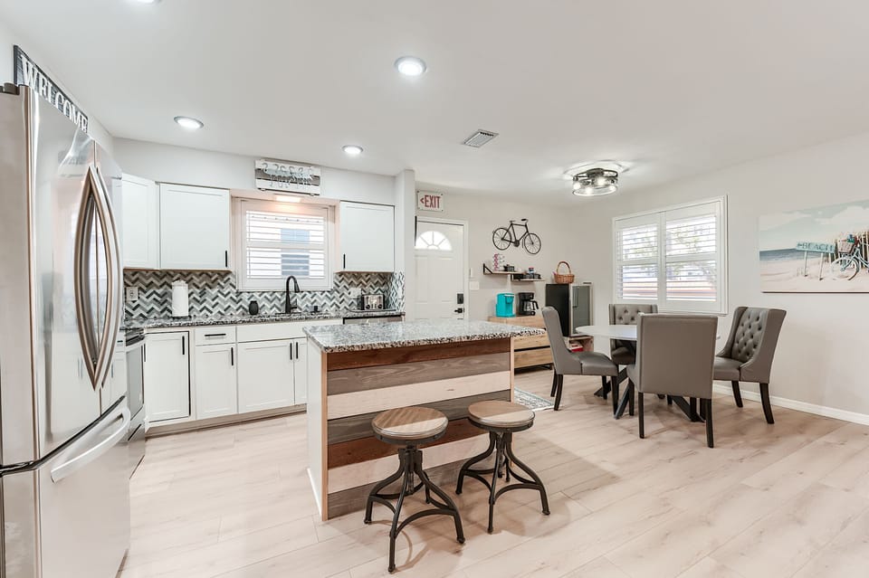 Open floor plan, seating for 6

