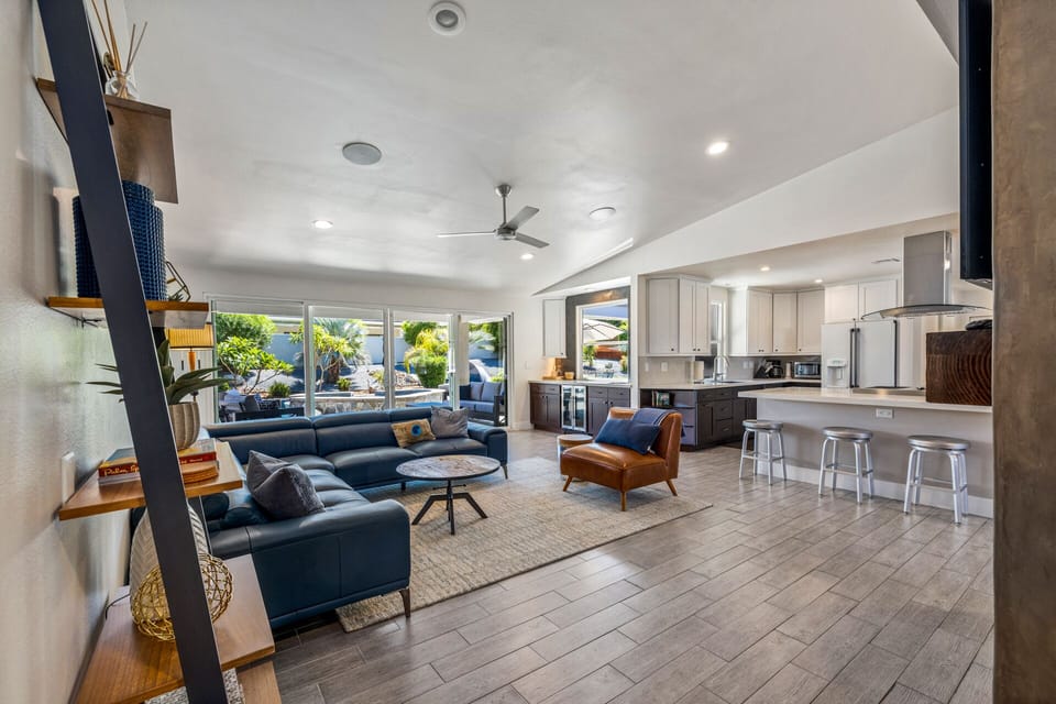 Bright & Comfortable Open Living Area!