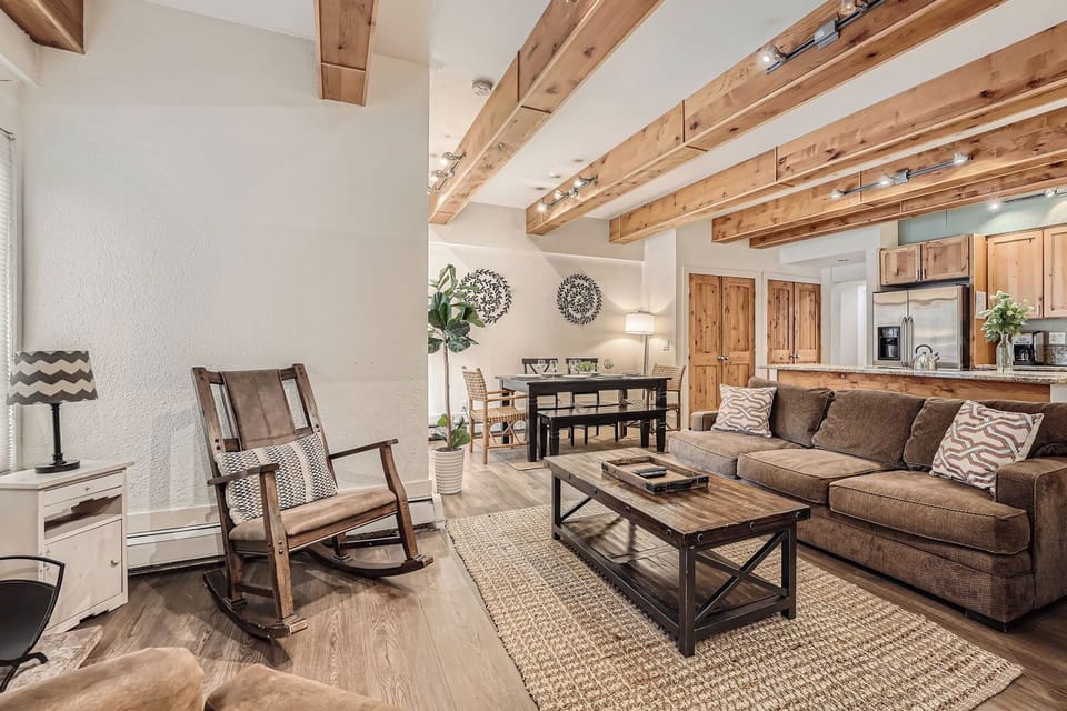 705 Snowberry Lane, #B8 - Web Quality - 002 - 02 Living Room