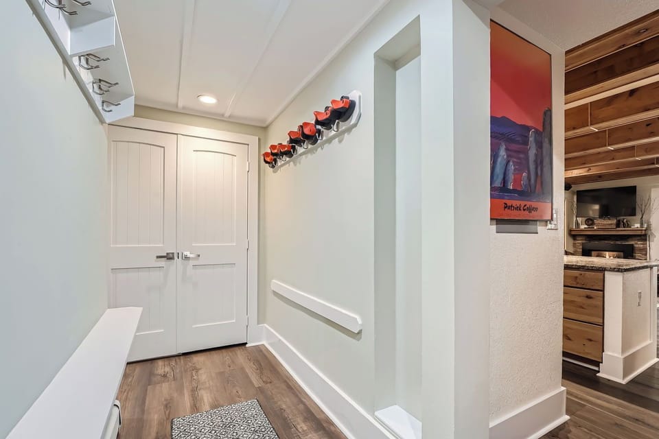 705 Snowberry Lane, #B8 - Web Quality - 001 - 01 Foyer
