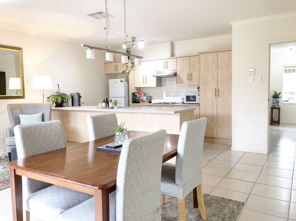 Dining area & kitchen 