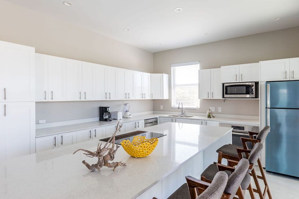 Large kitchen with plenty counter space