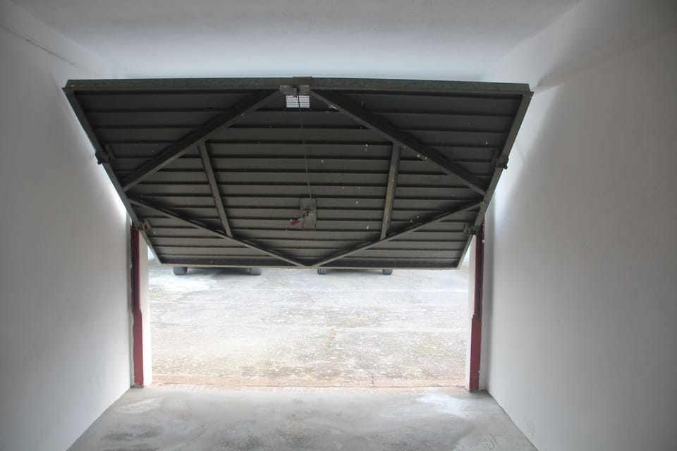 Garagem com portão Manual, cabe um carro.