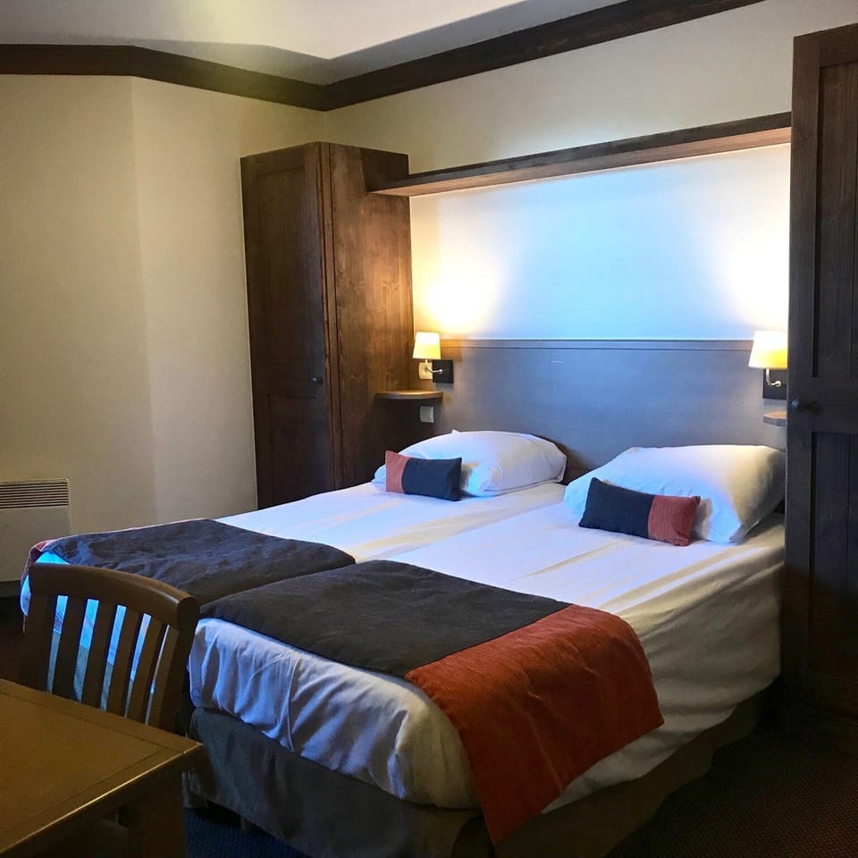 Second bedroom, twin beds. Can push together/leave apart