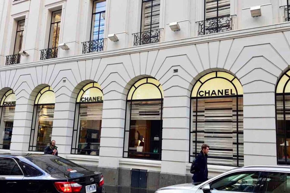 Located close to the `Paris End` of Collins St with high-end shops and historical buildings