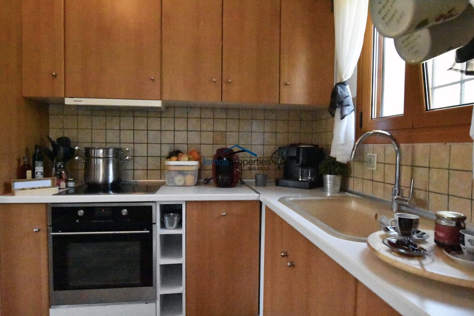 The fully equipped kitchen