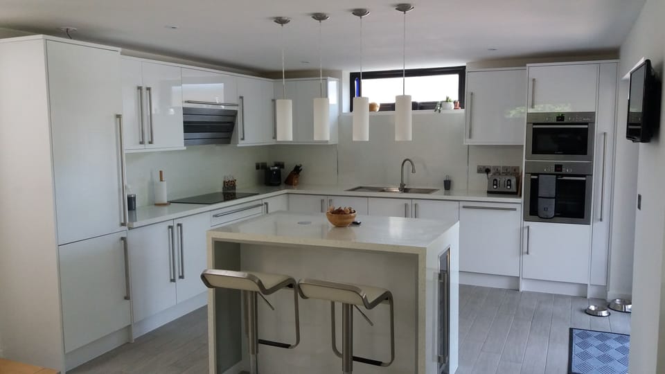 Well equipped kitchen with wine cooler, dishwasher etc.