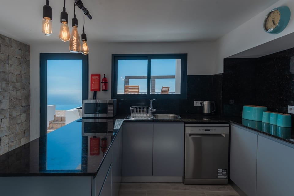 Kitchen with Fridge / Freezer, washing machine, Dishwasher, Coffe Maker