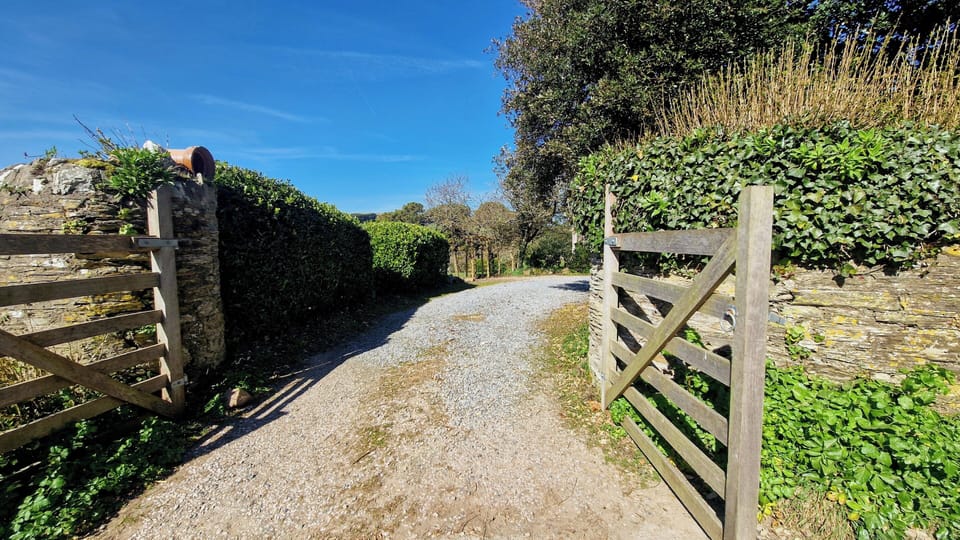Roadside entrance to White Horses
