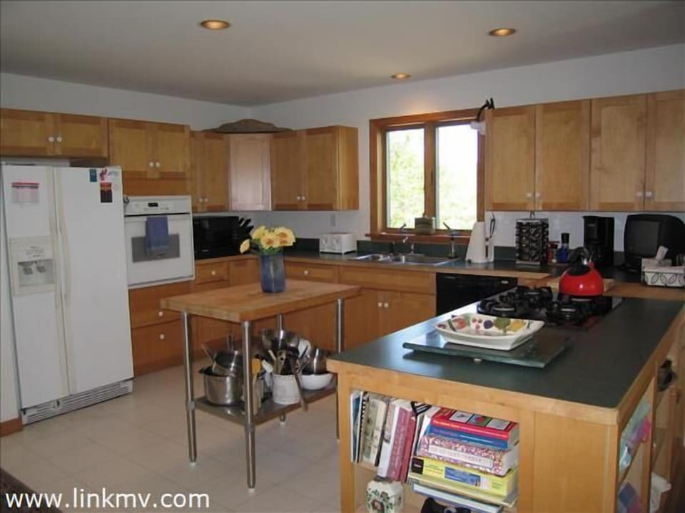 Fully equipped modern kitchen