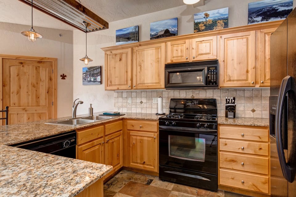 Foxpoint 1684-H3: Modern appliances and ample storage in sleek kitchen design.