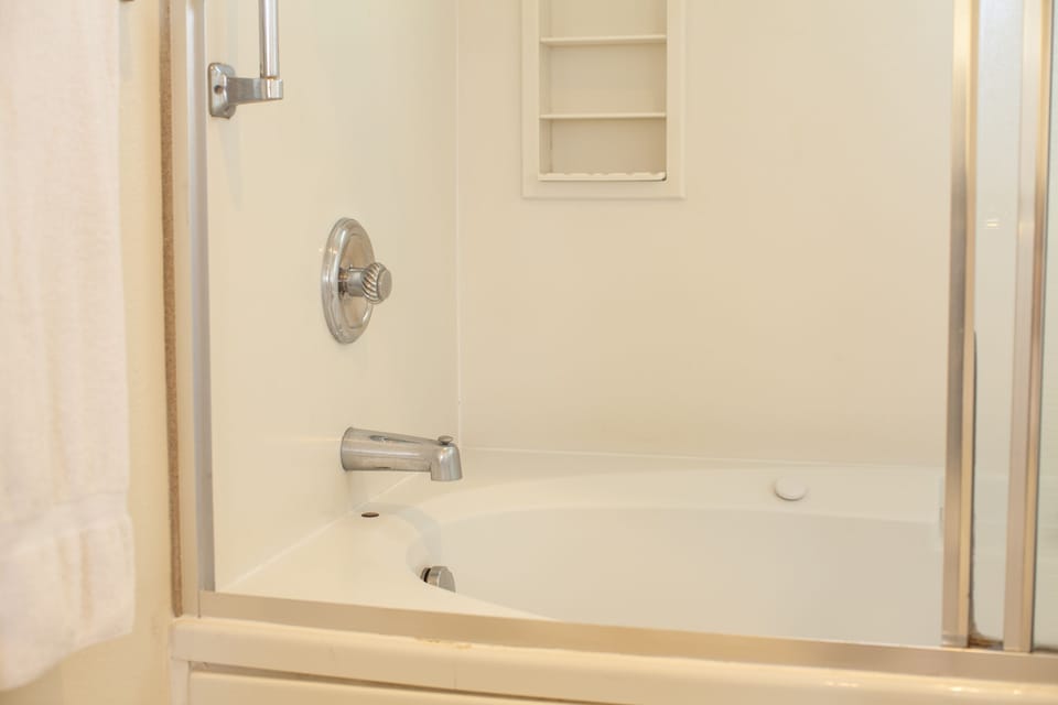 1 Bedroom Upper Level