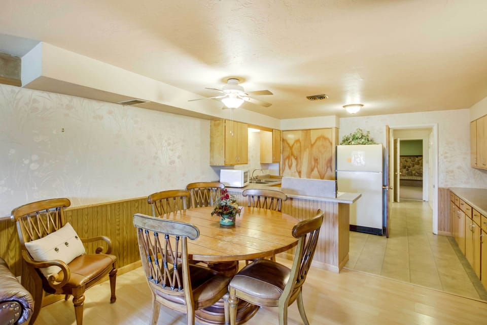 Dining Area | Dishes & Flatware Provided