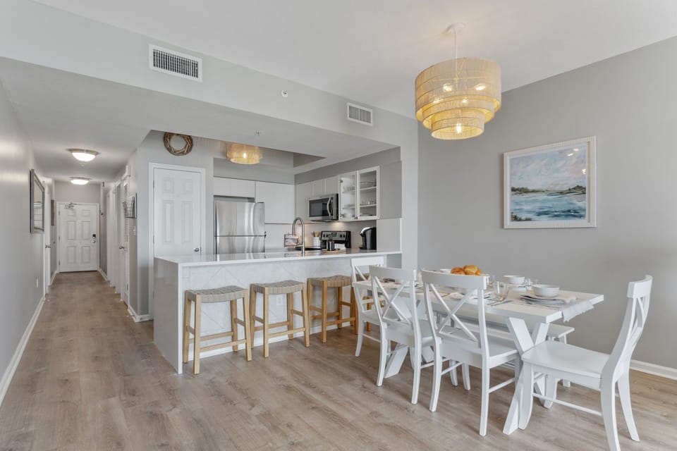 Enough room for everyone! Dining table table fits 6 and 4 stools for peninsula