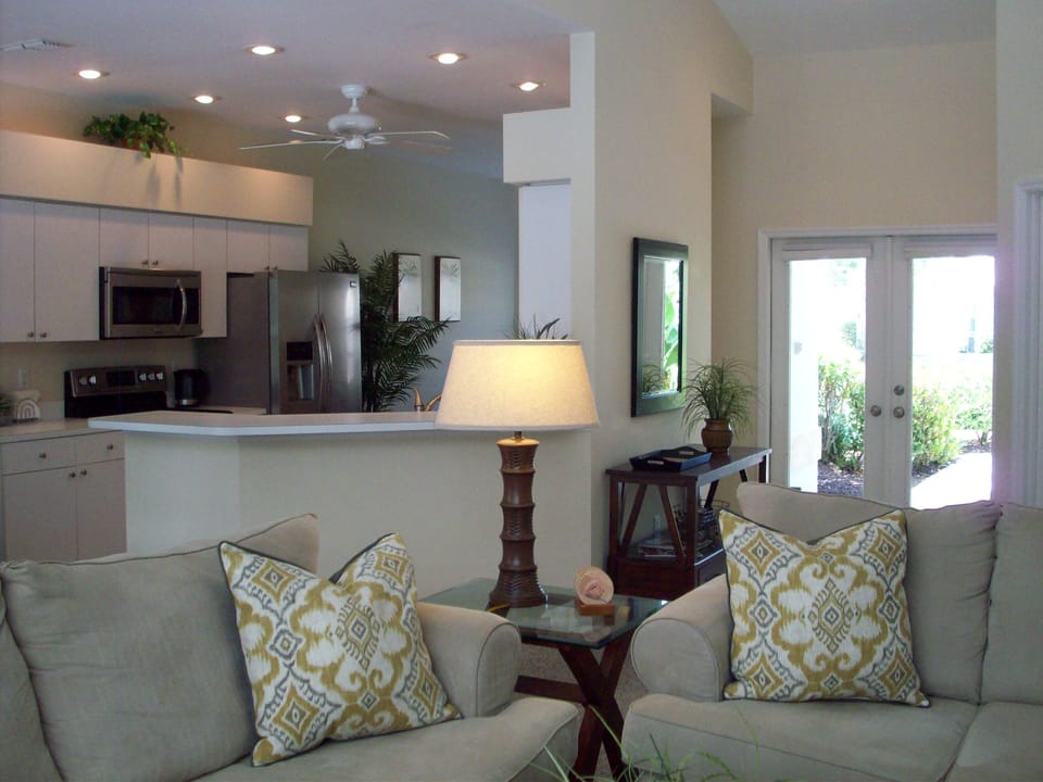 Breakfast bar and kitchen