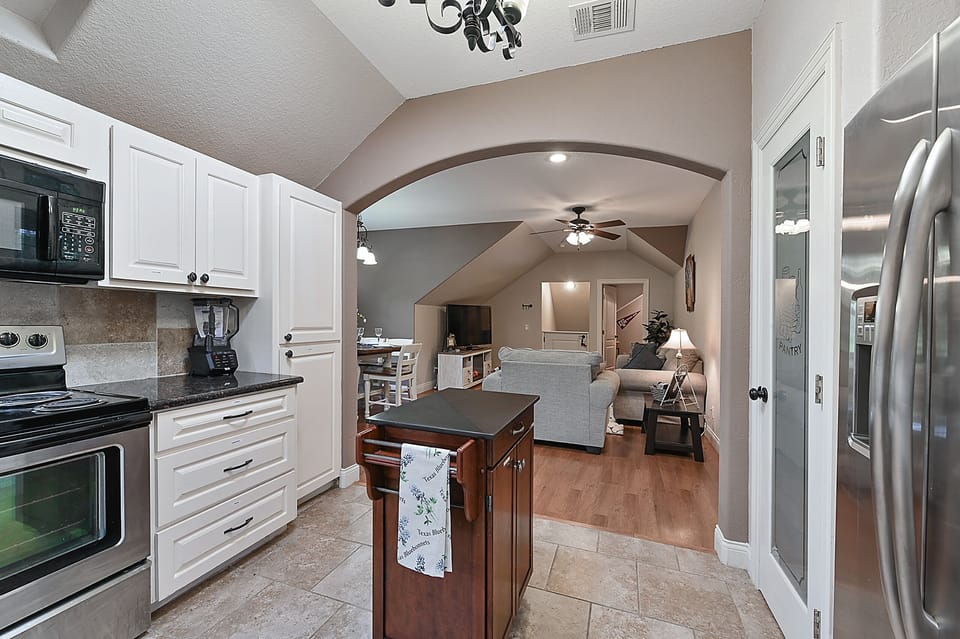 Designer kitchen with everything you need to cook & entertain, Keurig, blender 