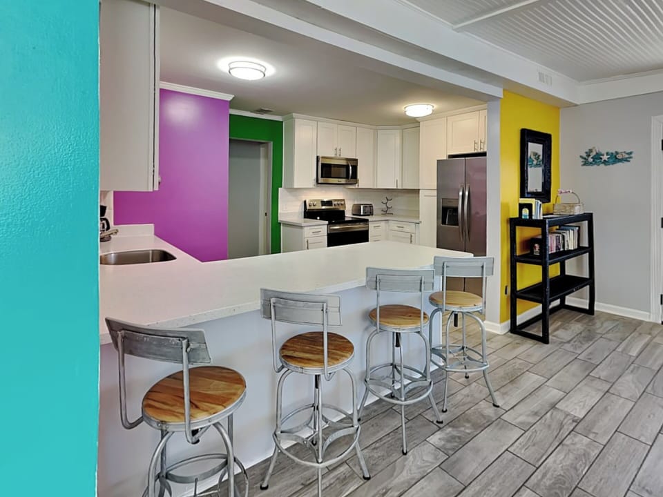 Full Kitchen w/ Breakfast Bar & Seating
