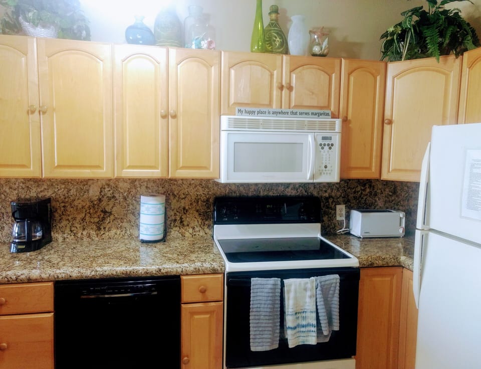 UPDATED KITCHEN WITH APPLIED INCLUDES/ COSINA RENOVADA CON UTENSILIOS INCLUIDOS.