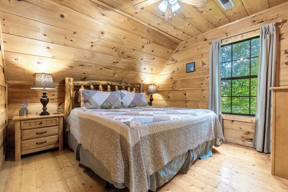 Third Bedroom - King-Size Bed and En Suite Bathroom - Second Floor