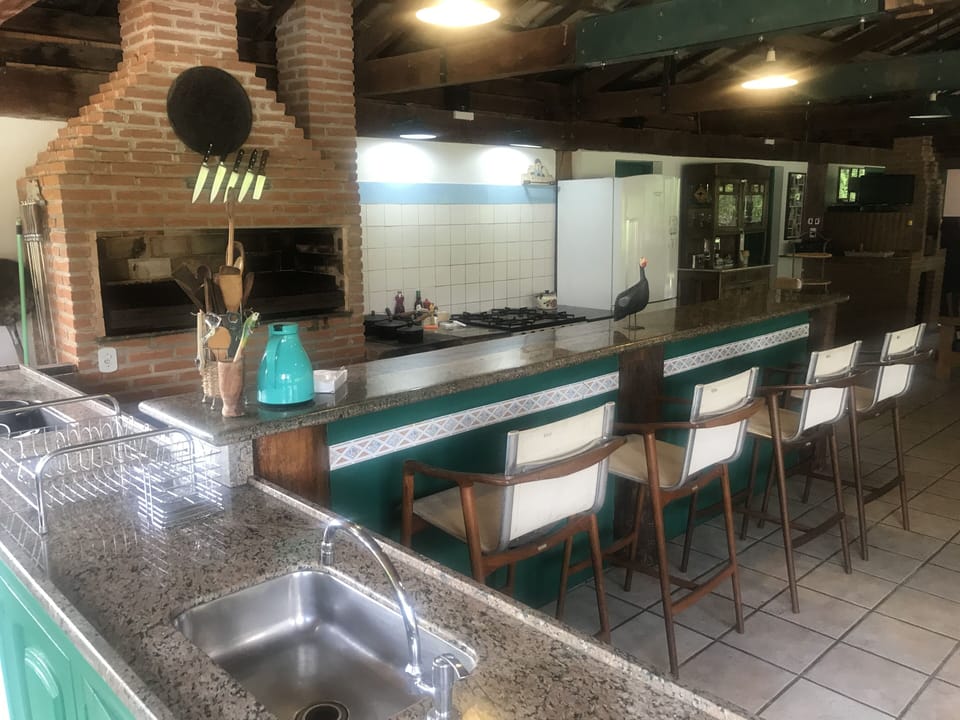 Fridge, oven, stovetop, electric kettle
