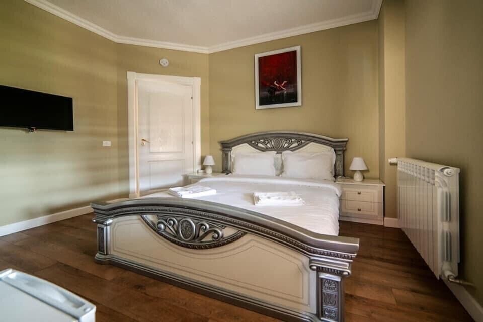 7 bedrooms, iron/ironing board, WiFi, bed sheets