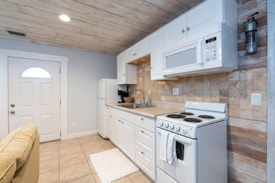 Fully equipped kitchen w/ everything needed to cook a meal (no dishwasher)