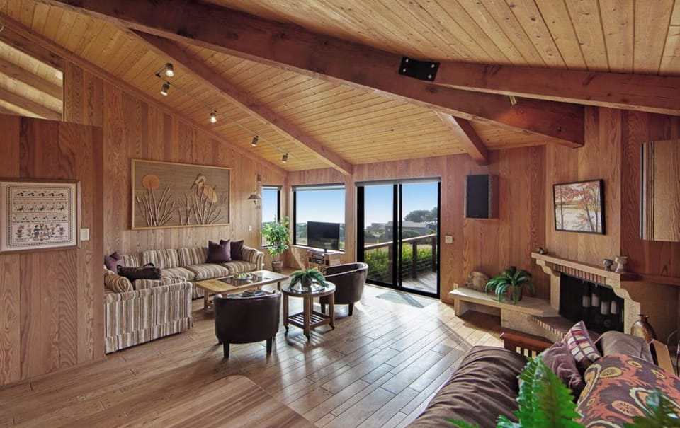 Private Den with full bath and Q futon