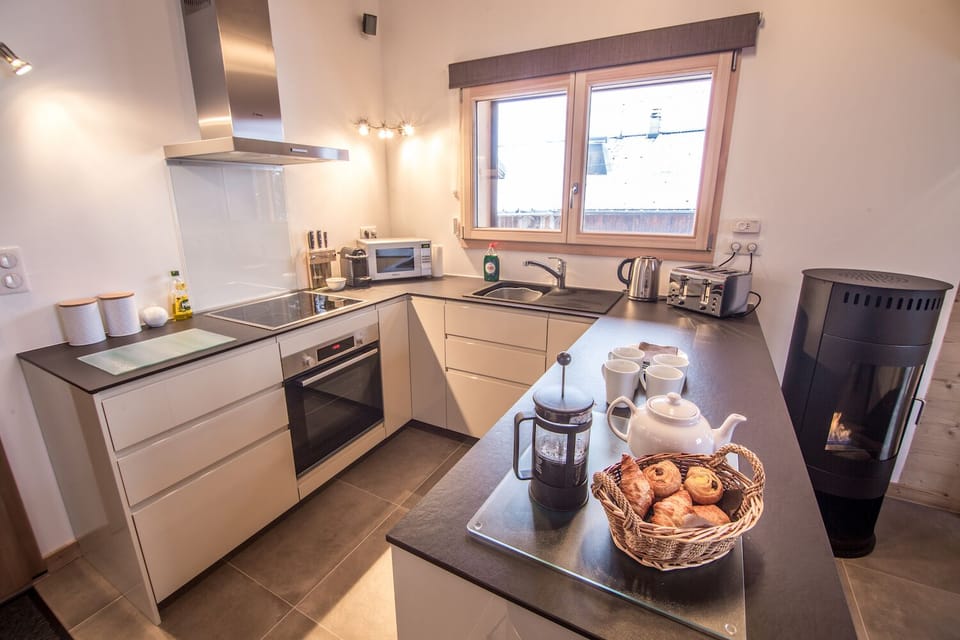 Fully equipped kitchen with oven, hob, dishwasher and fridge/freezer.