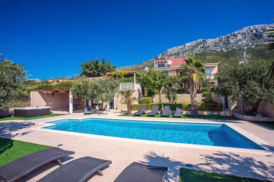 Villa Paula with 7 bedrooms, heated 36sqm private pool, Jacuzzi,Gym and sea view