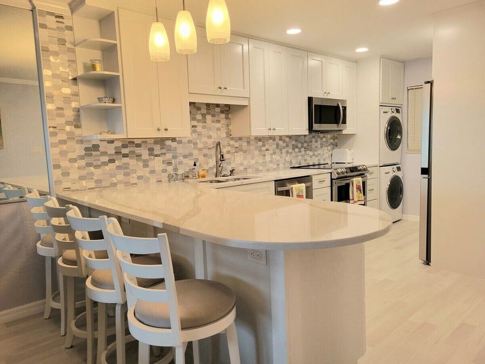 Kitchen w Counter and Bar Stools
