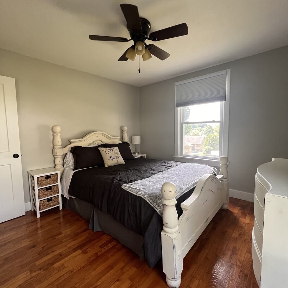 Queen Bedroom # 1 with Smart TV
