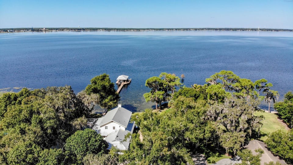 Peaceful retreat at Lake Jackson with lake access
