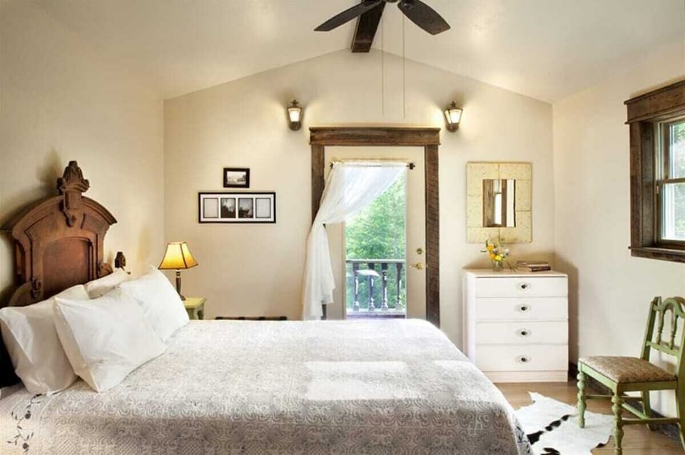 Guest room 1 with queen bed