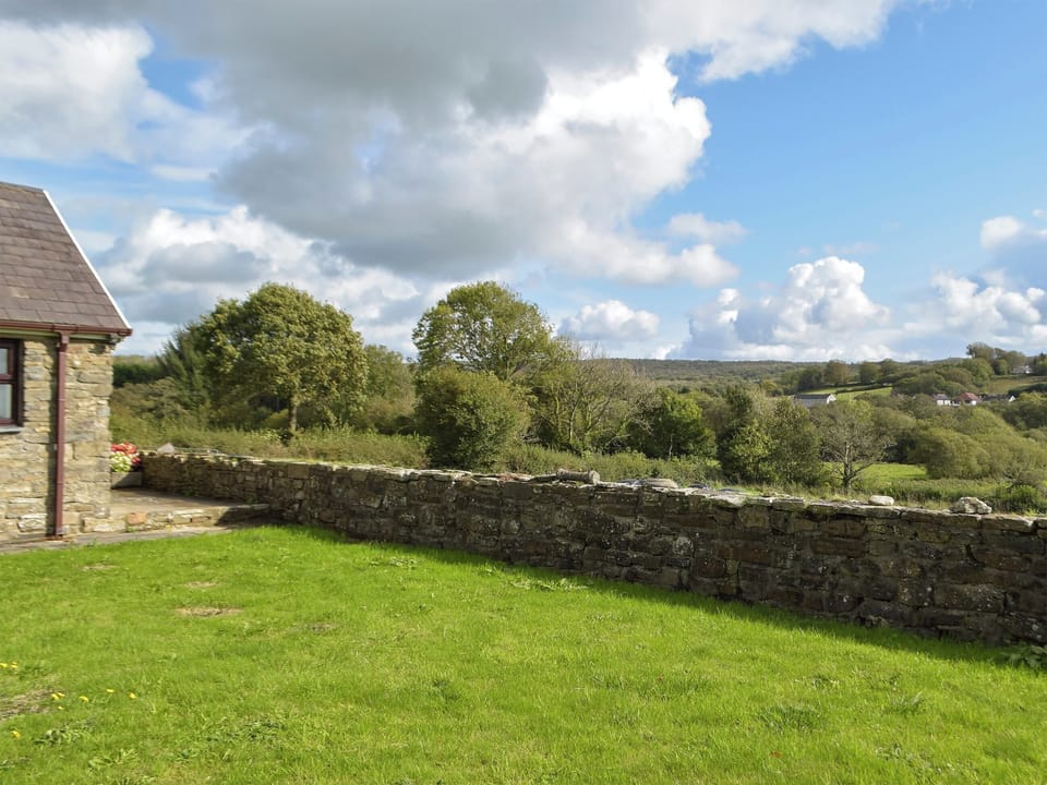 Large lawned garden | Ty Hir, Pontyates, near Kidwelly