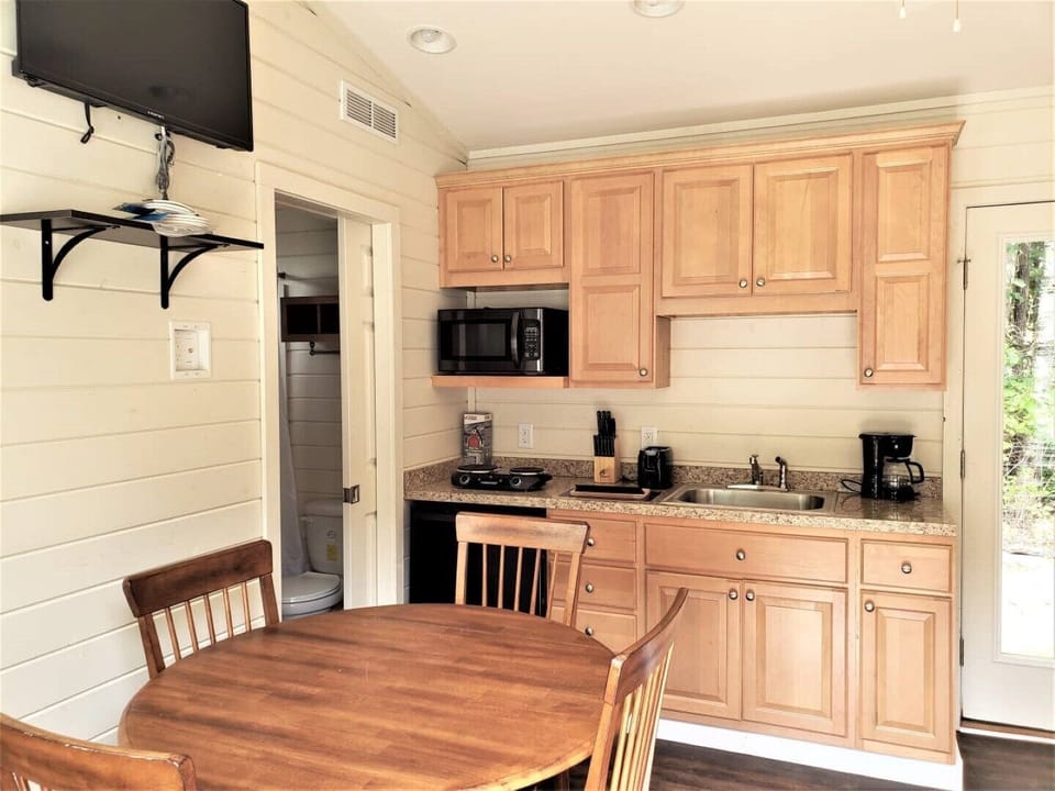 Kitchenette and dining