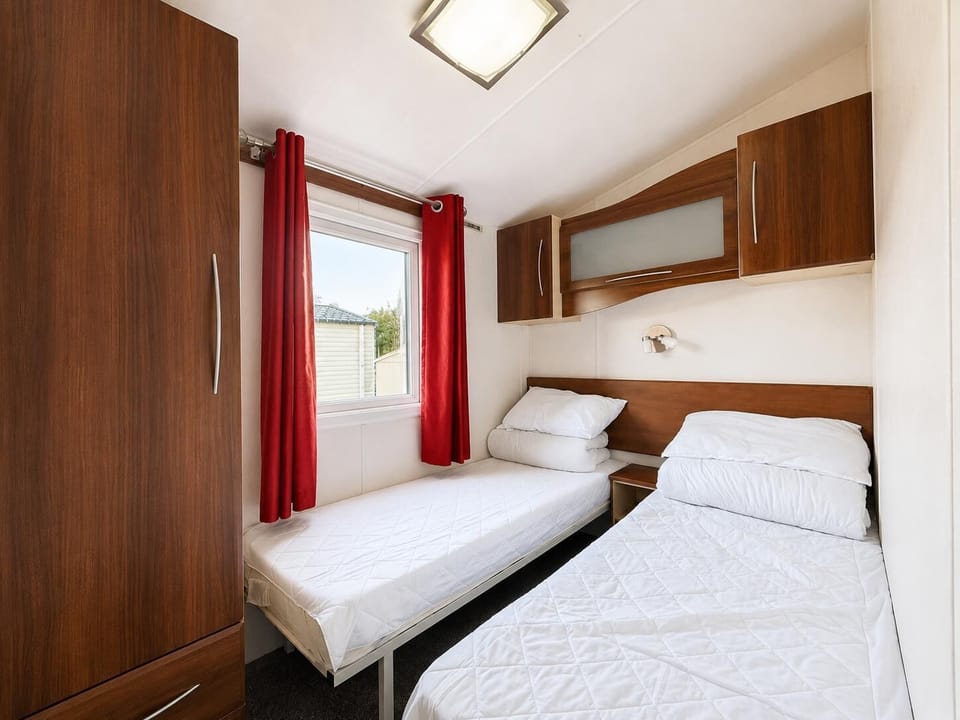Book your last minute weekend getaway at Southview Holiday Park Lincolnshire and explore the stunning Skegness beach and iconic Skegness pier.