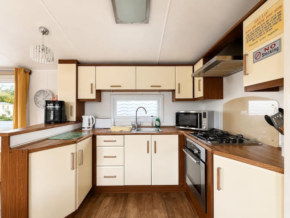 For a relaxing break, choose static caravan holidays at Southview Holiday Park, located near the picturesque Skegness beach England, and enjoy the comfort of a cosy kitchen area.