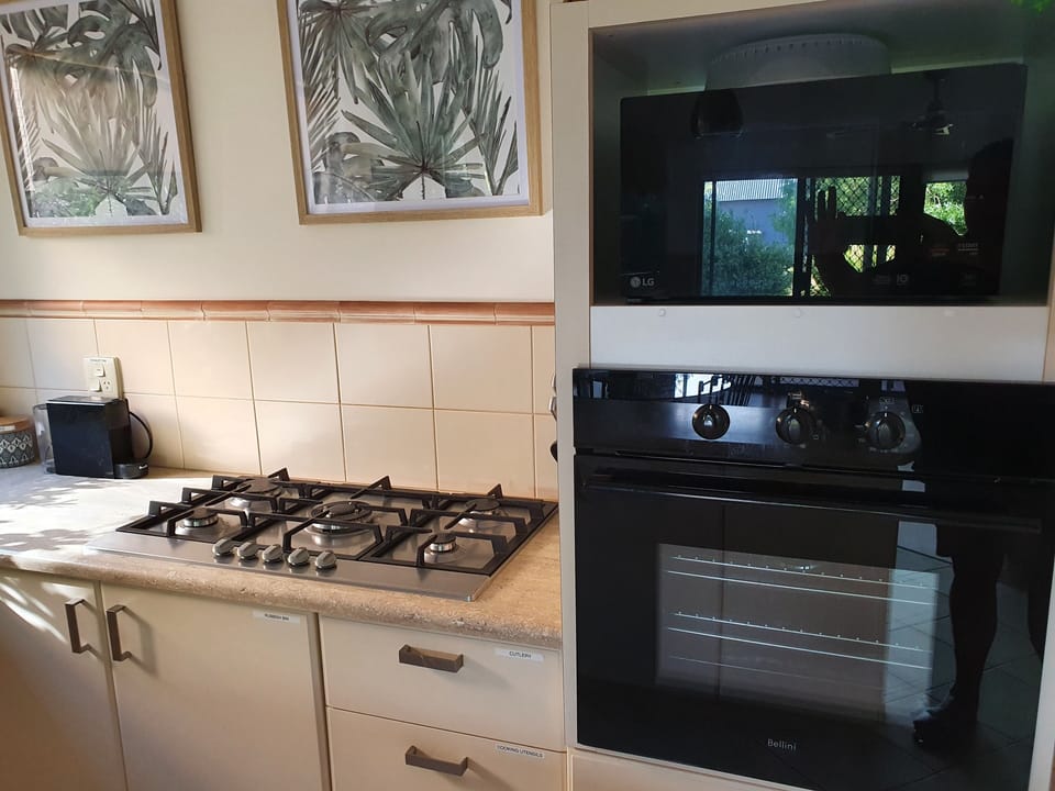 Kitchen with gas cooktop, electric oven and microwave