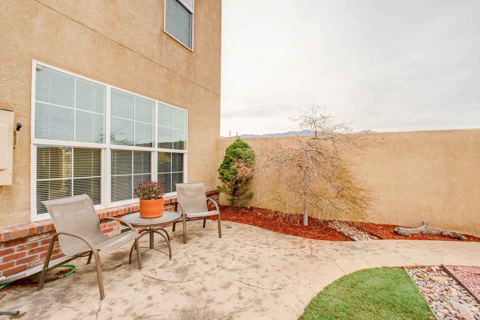 Fenced-in yard and shared space with 2 other units.