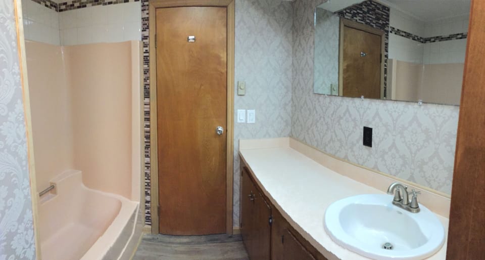 1st fl bathroom, tub/shower, large counter/vanity