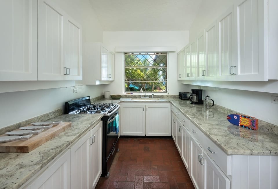 The fully outfitted kitchen - ask our concierge about pre-delivering groceries!