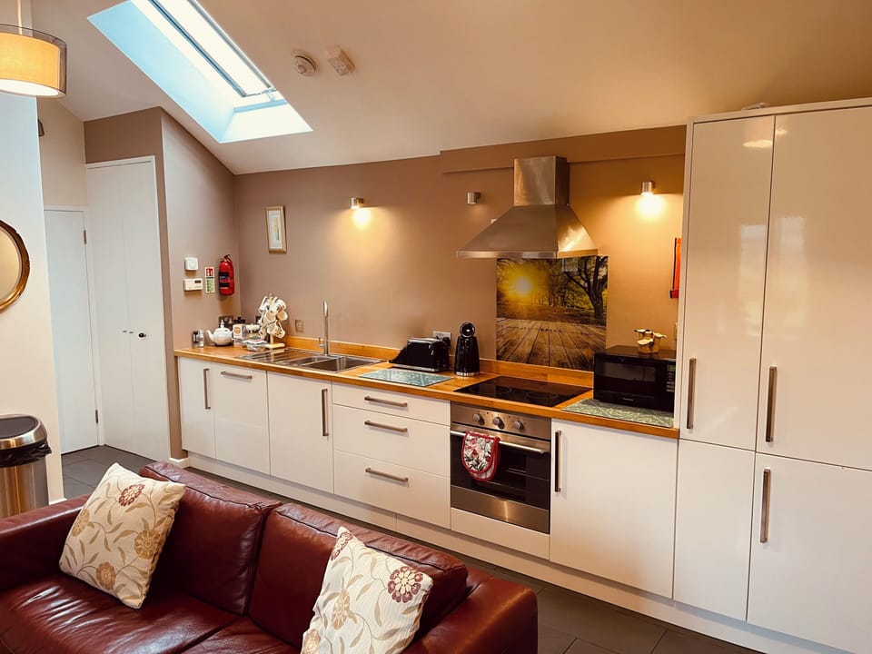 Fully fitted kitchen with Oven,hob and fridge freezer