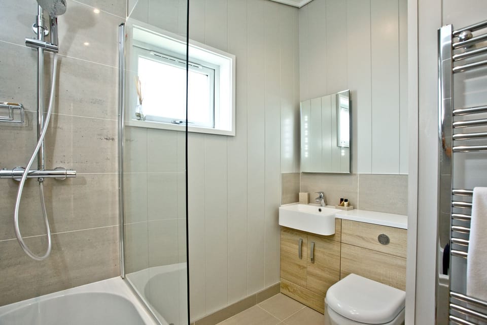 En suite shower room - Perry Lodge, Strawberryfield Park