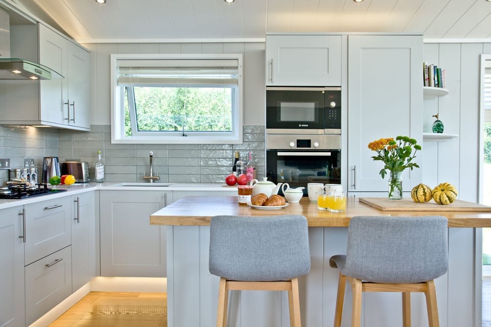 Kitchen with oven, hob, kettle, toaster, microwave and dishwasher - Perry Lodge, Strawberryfield Park