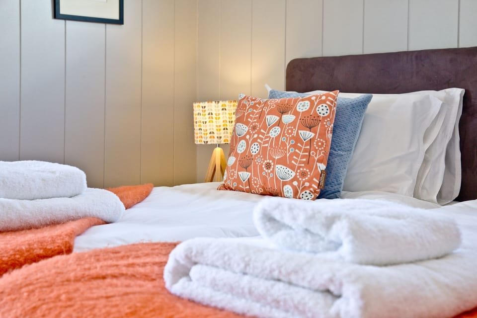 Bed and towels in bedroom - Perry Lodge, Strawberryfield Park