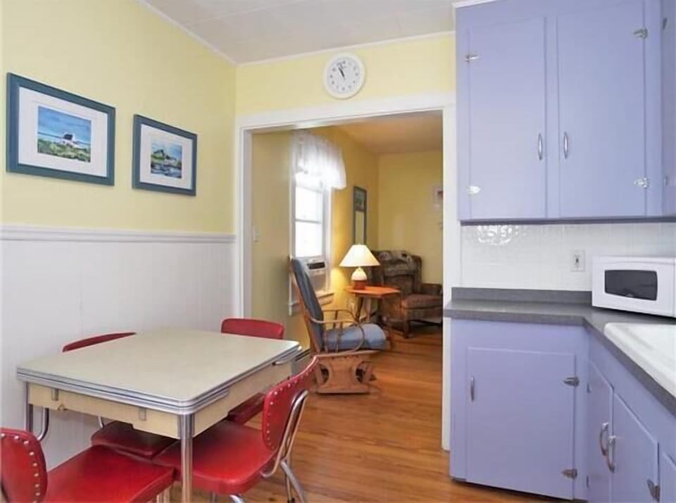 Cottage style kitchen | Dining table for 4
