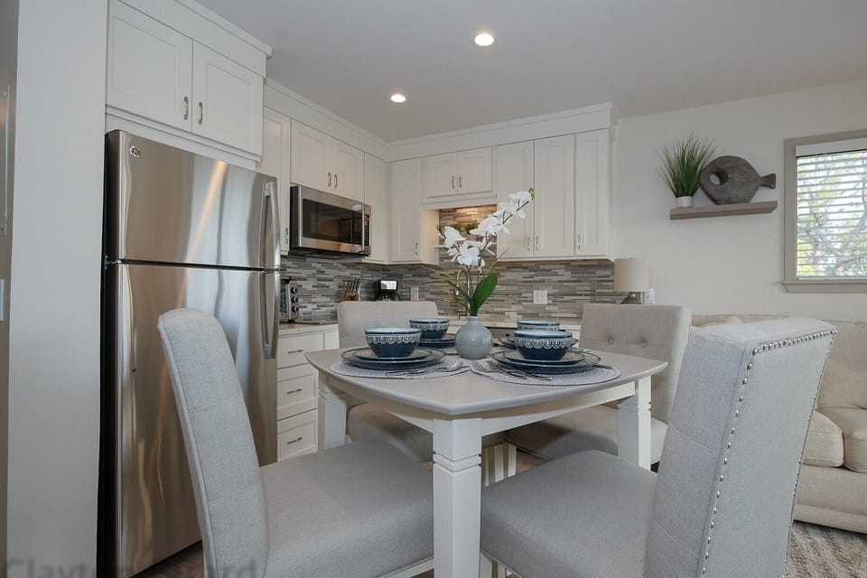 Carolina Beach Club 429 - Dining Area - Kitchen/dining area fully furnished with cooking utensils for cooking your favorite dish while on vacation . Beautiful tile backsplash .
All upgraded stainless steel appliance.
Dining area seats four.