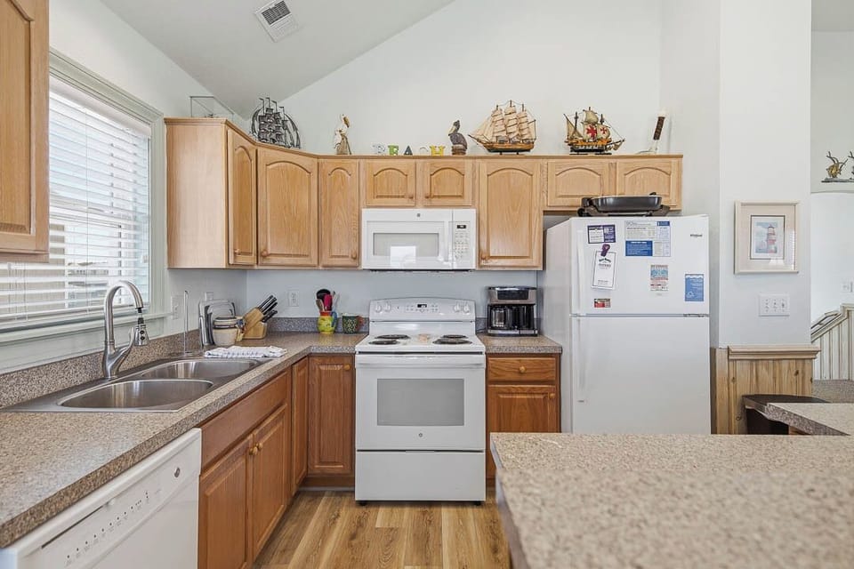 Top-Level Kitchen with Bar (seats 5)